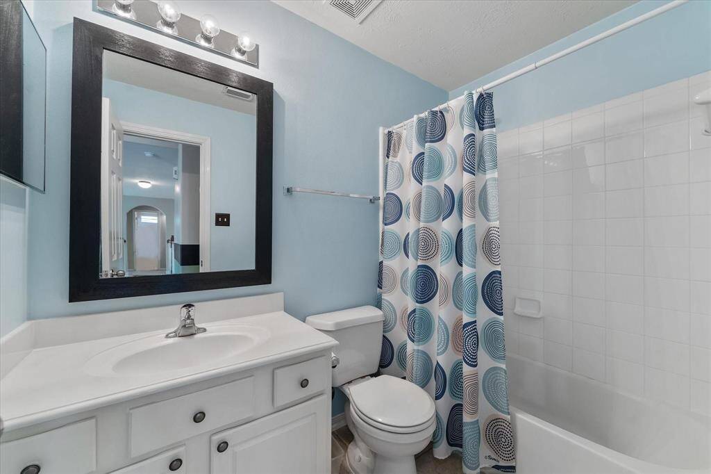 Bathroom between Bedroom 3 and Bedroom 4.