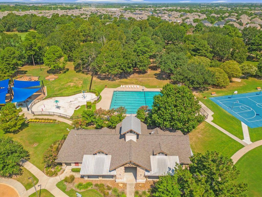 The community boasts a 20-acre sports park, eight lakes, six pools, and a 15,000 square-foot recreation center with fitness facilities, a basketball court, and more. The Houston Premium Outlets are also in the area just minutes away.