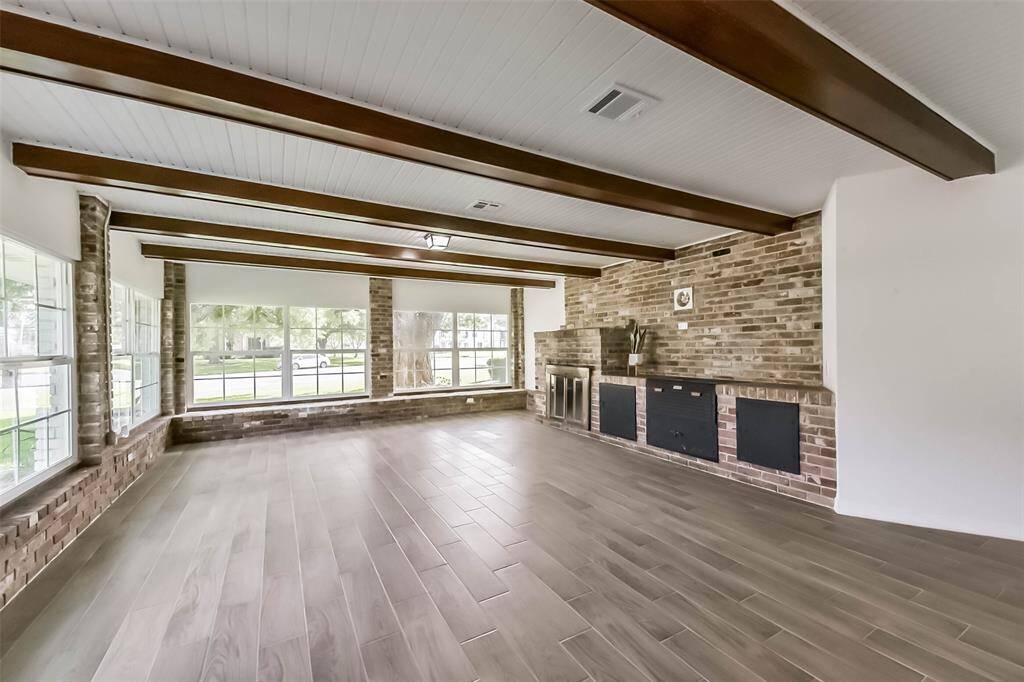 Game room, bar, pizza oven