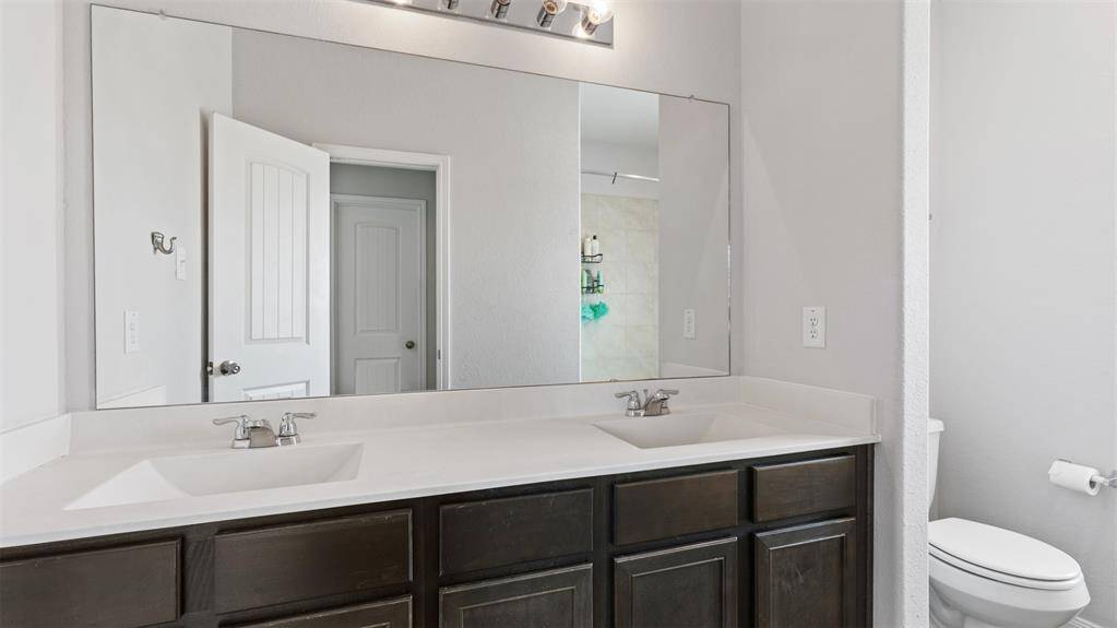 double vanity ensuite bathroom
