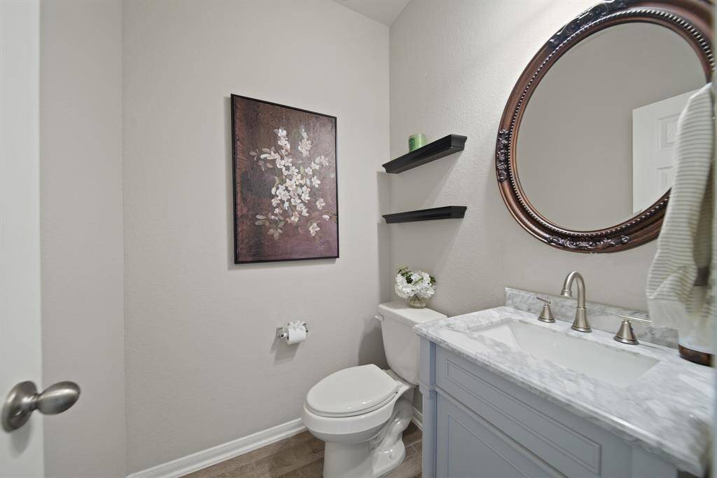 Well-appointed half bathroom ideal for family, friends, and guests.
