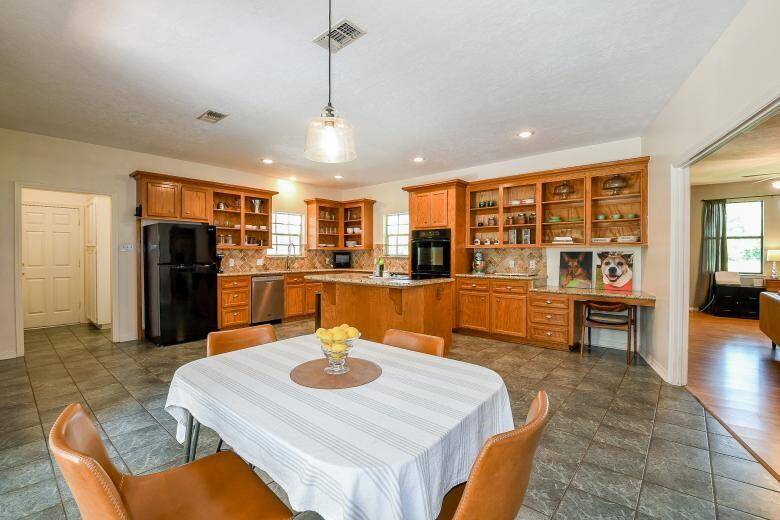 Calling all home chefs, this kitchen is massive!
