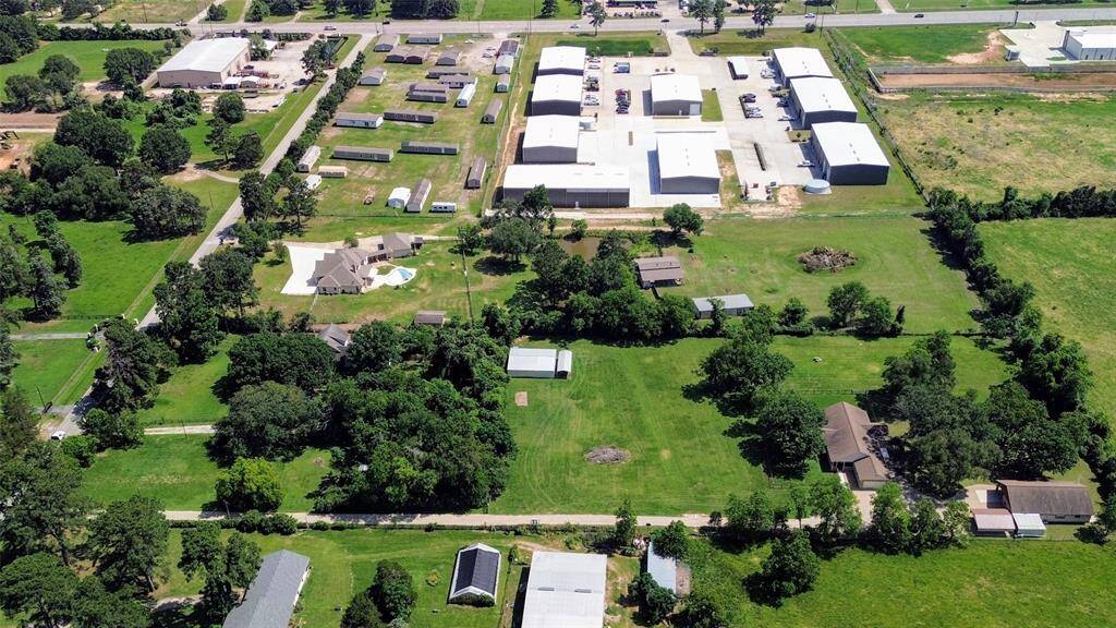 The proximity to 2920 makes this the ideal property for both commercial and residential use.