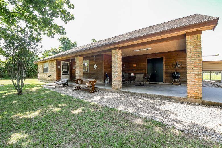 The second residence on the property was built in 1995. It would make a great rental property, mother in law house, guest house, or could be modified to accommodate commercial use. This home is 1,521 square feet.