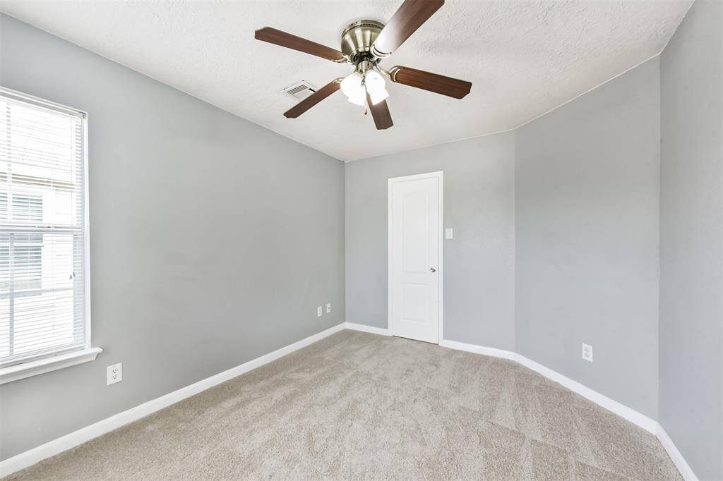 Secondary bedroom with ceiling fan.