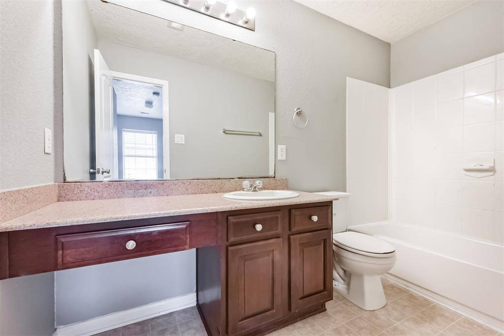 Secondary bathroom.