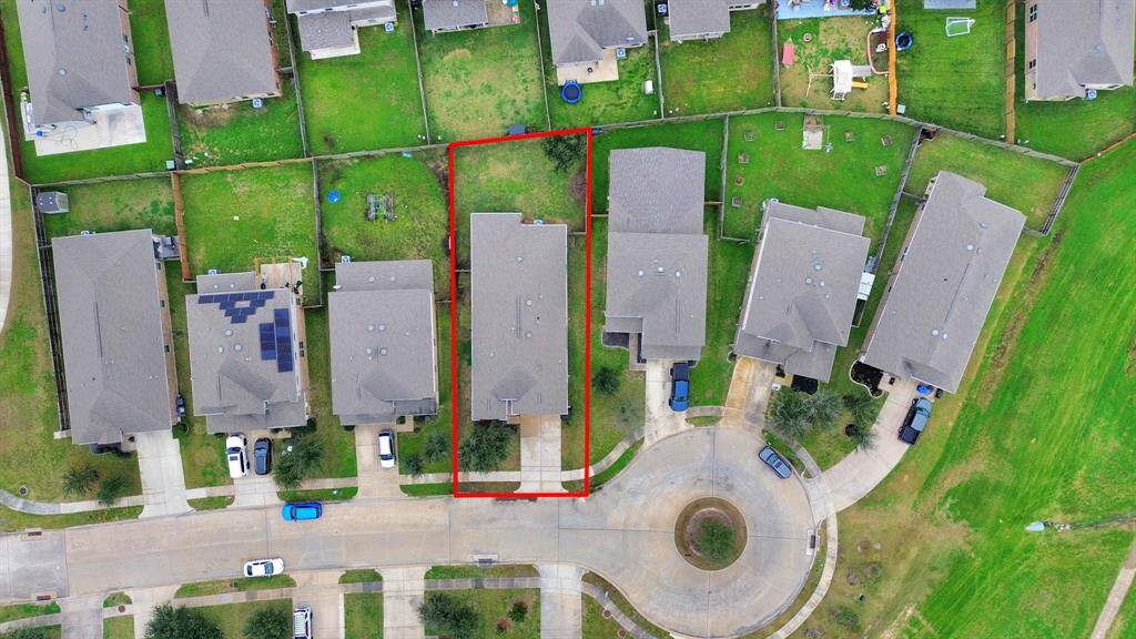 This home sits on a large cul-de-saclot with ample yard space in front and theback, lush landscaping, and well maintained yard.