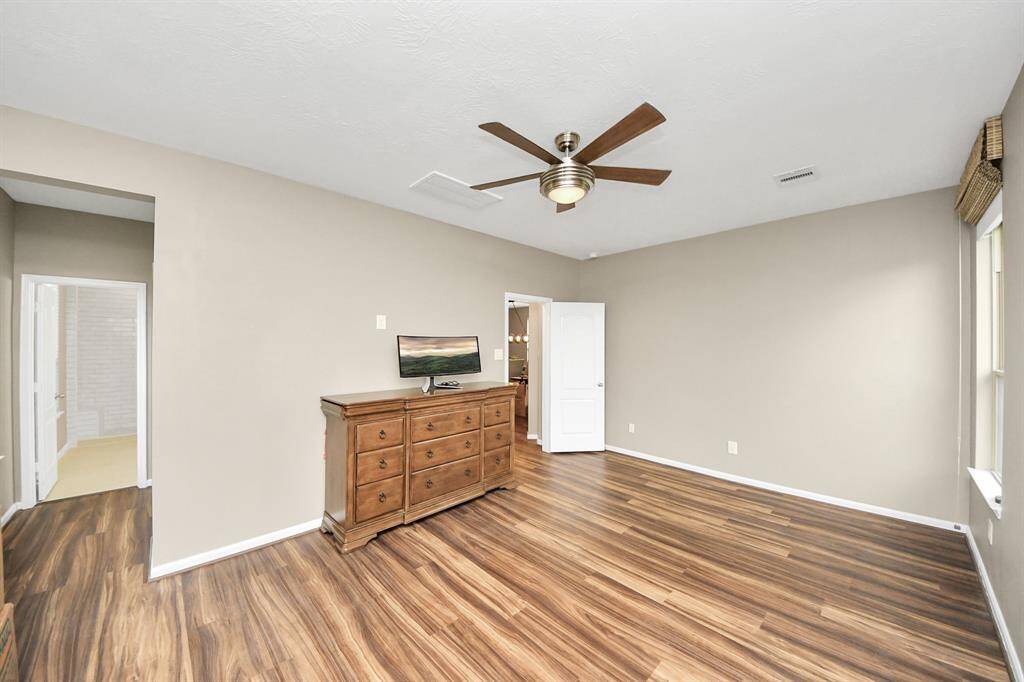 Come and unwind after a long day inthis primary suite. Thisspacious room features an en-suitebathroom.