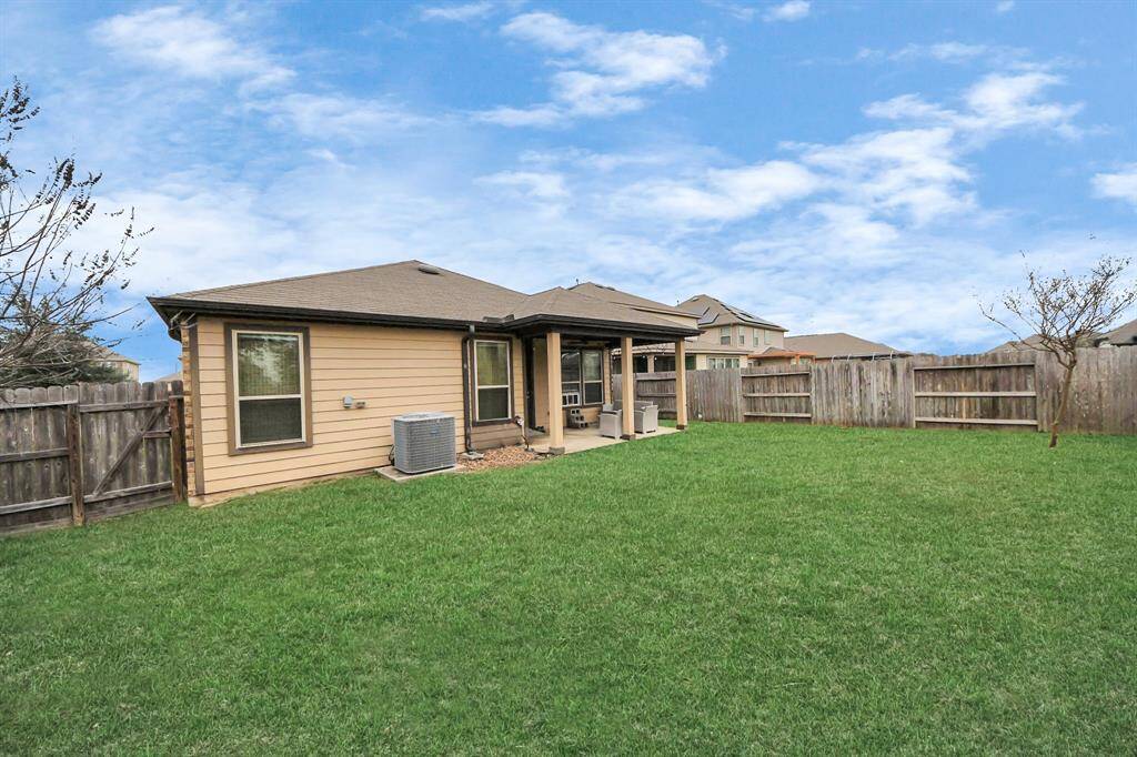 Come and see this spaciousbackyard.