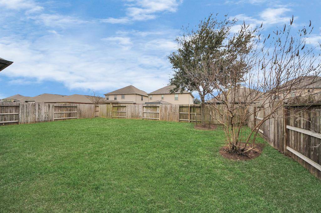 Come and see this spaciousbackyard.