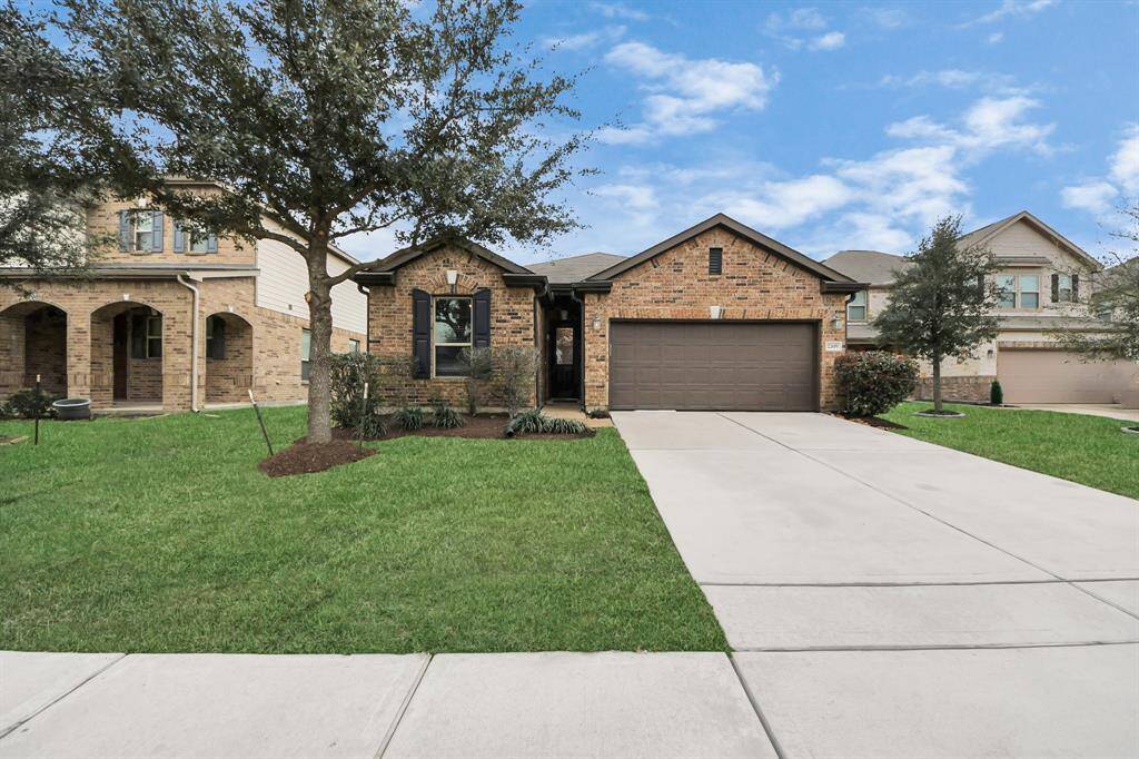 You can tour this absolutelyincredible home from the comfort ofyour own computer! Do not forget toclick the link to the virtual tour andsee all this home has to offer.