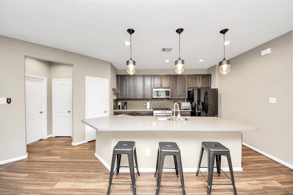 The oversized kitchen island also has a breakfastbar.