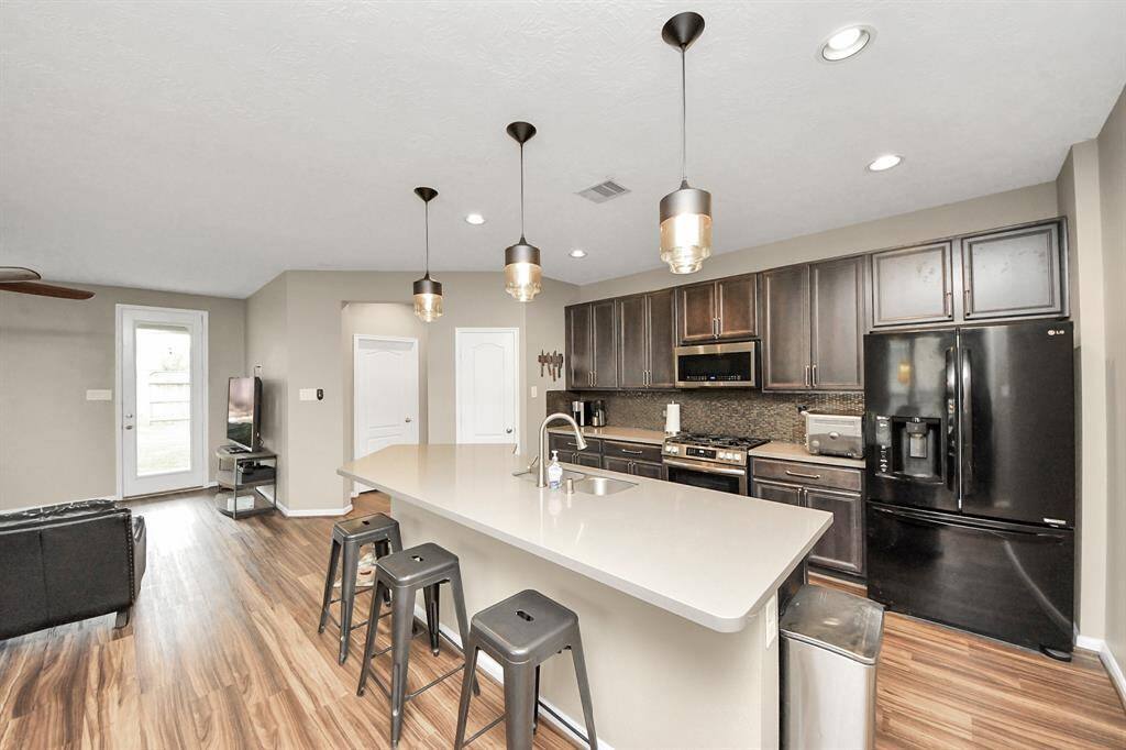 This kitchen conveniently connectsto the living roomfor easy entertaining.
