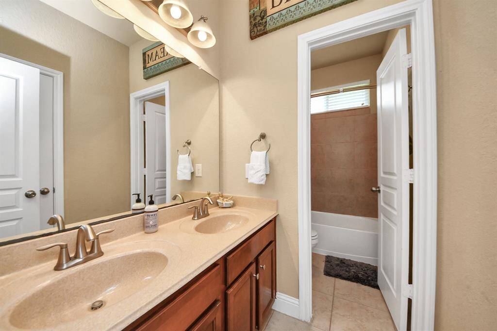 Full-bath.
