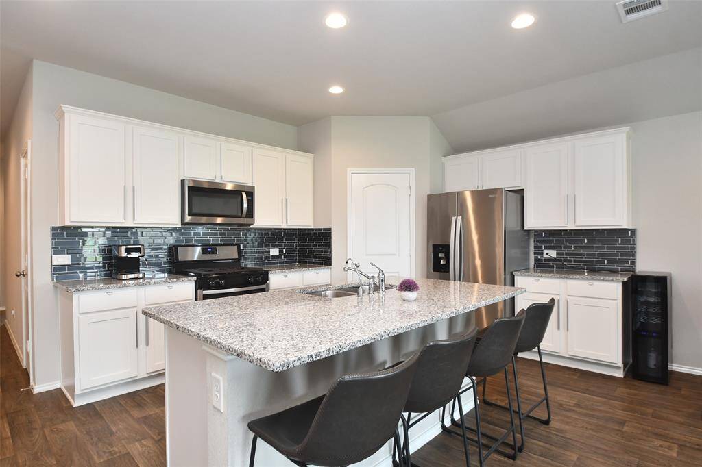 There's more than enough room for everyday snacking and meals --- and extra seating if needed, when entertaining.