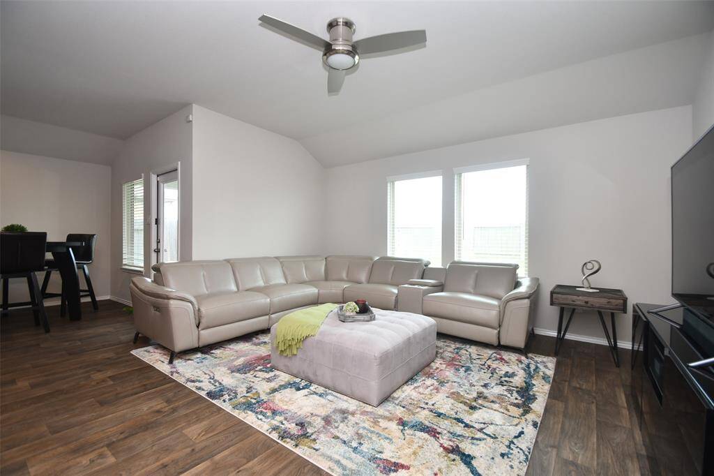 Create your own home oasis! You've got tons of room!