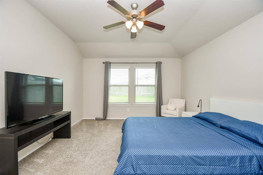 Spread out in comfort in your private place of peace and repose, with tremendous room for your treasured pieces, and maybe even the creation of a cozy reading nook under the window. Imprint your style!