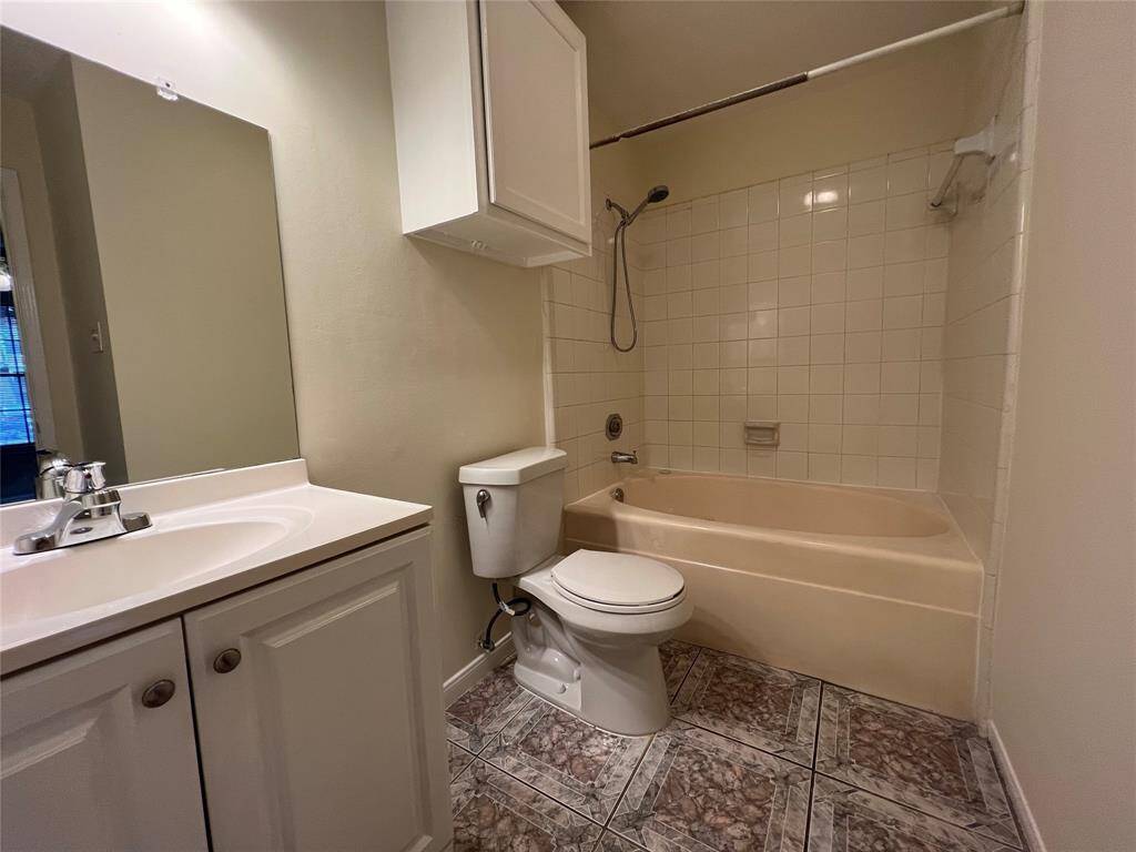 En suite bathroom to Bedroom 2 with garden tub.
