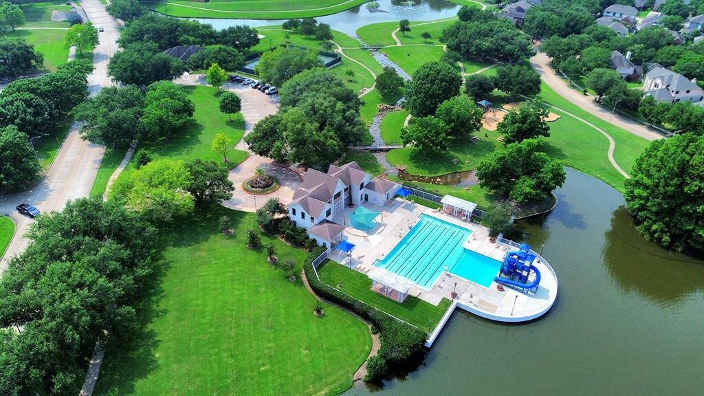 Living in New Territory means enjoying resort-style amenities right in your own community. Residents have access to multiple pools, tennis courts, playgrounds, and scenic walking trails. The clubhouse offers a fitness center, event spaces, and year-round activities for all ages. With top-rated schools, beautiful lakes, and over 450 acres of parks and greenbelts, New Territory is designed for active, connected living.
