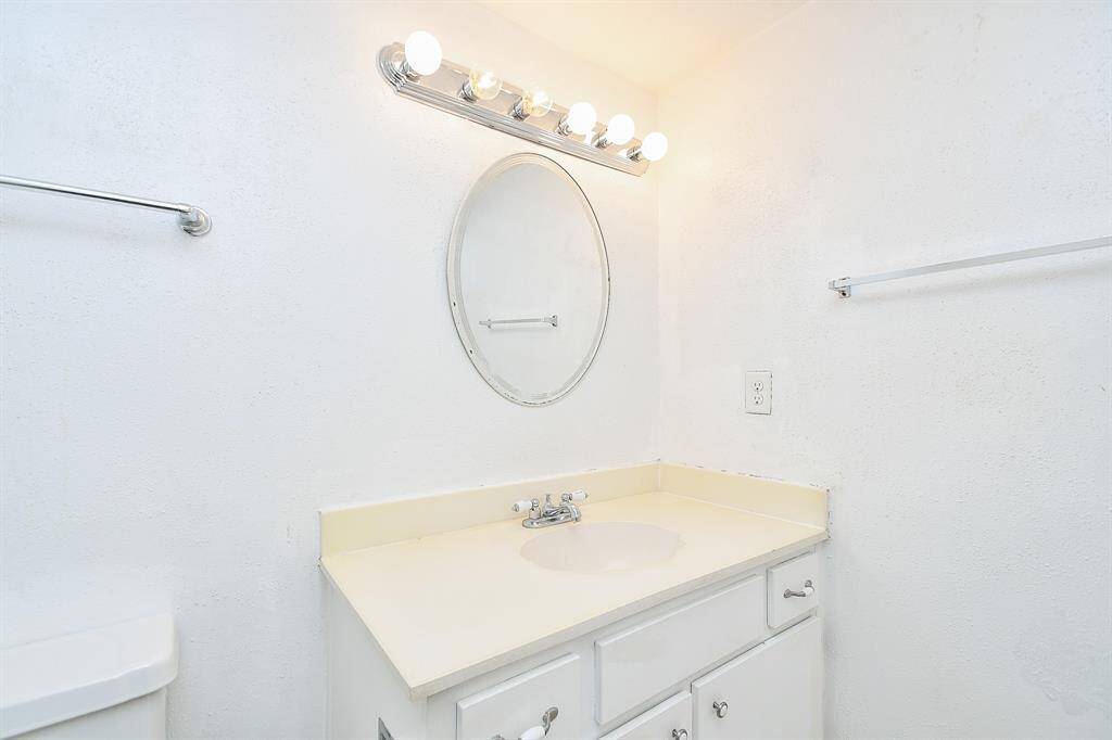 Single vanity with ample lighting!