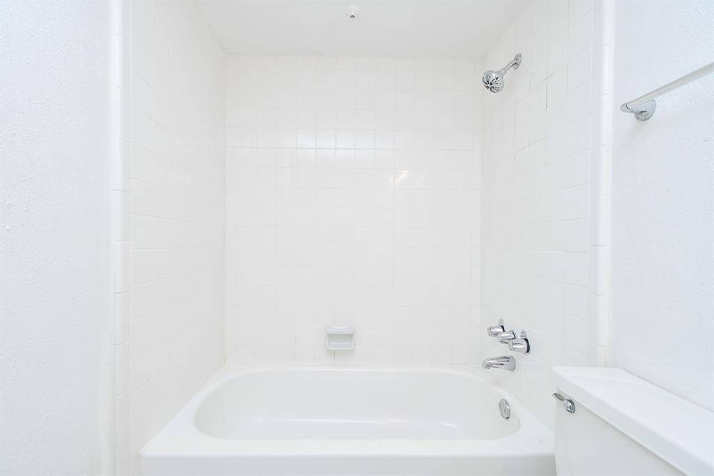 Shower/bathtub combination in the full bathroom!