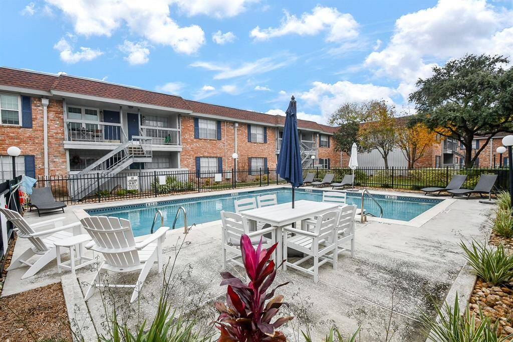 Ample space unwind and relax in the sun!