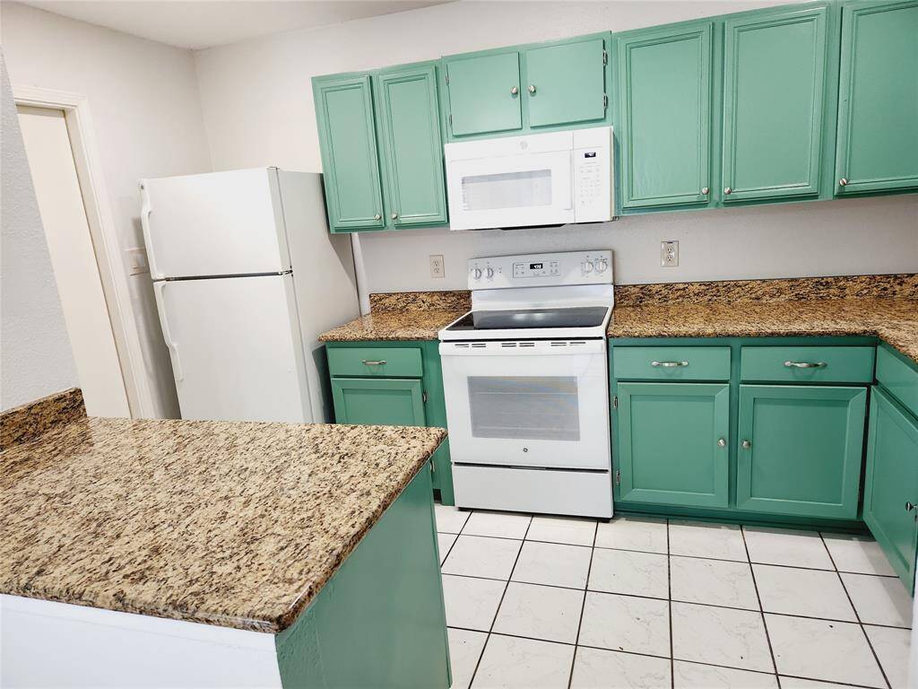 Kitchen, refrigerator included