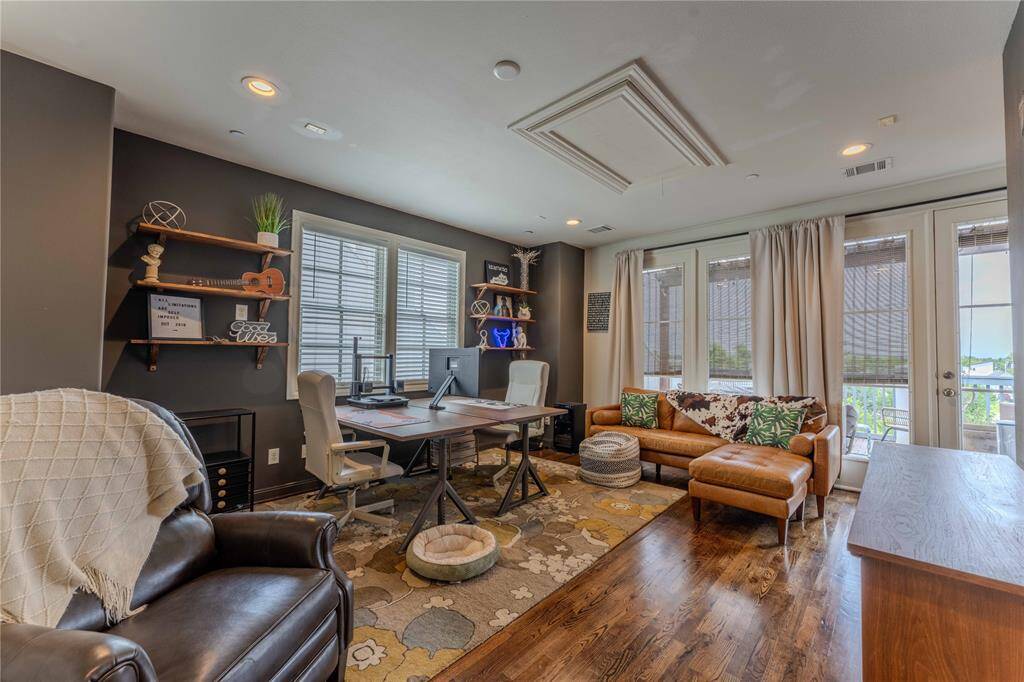 Welcome to the high life!  Endless possibilites with this top floor enormous space perfect for a game room, guest oasis, huge office, or elite library.  Expansive patio gives extra space to entertain or soak up the stars late into the night.