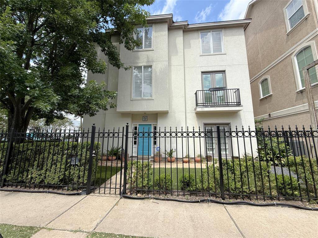 Found in the heart of Montrose with great restaurants, coffee shops, wine bars, and popular night life spots all within a few blocks.