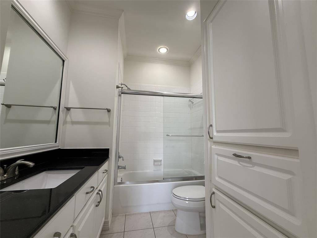 Tub/shower combo.