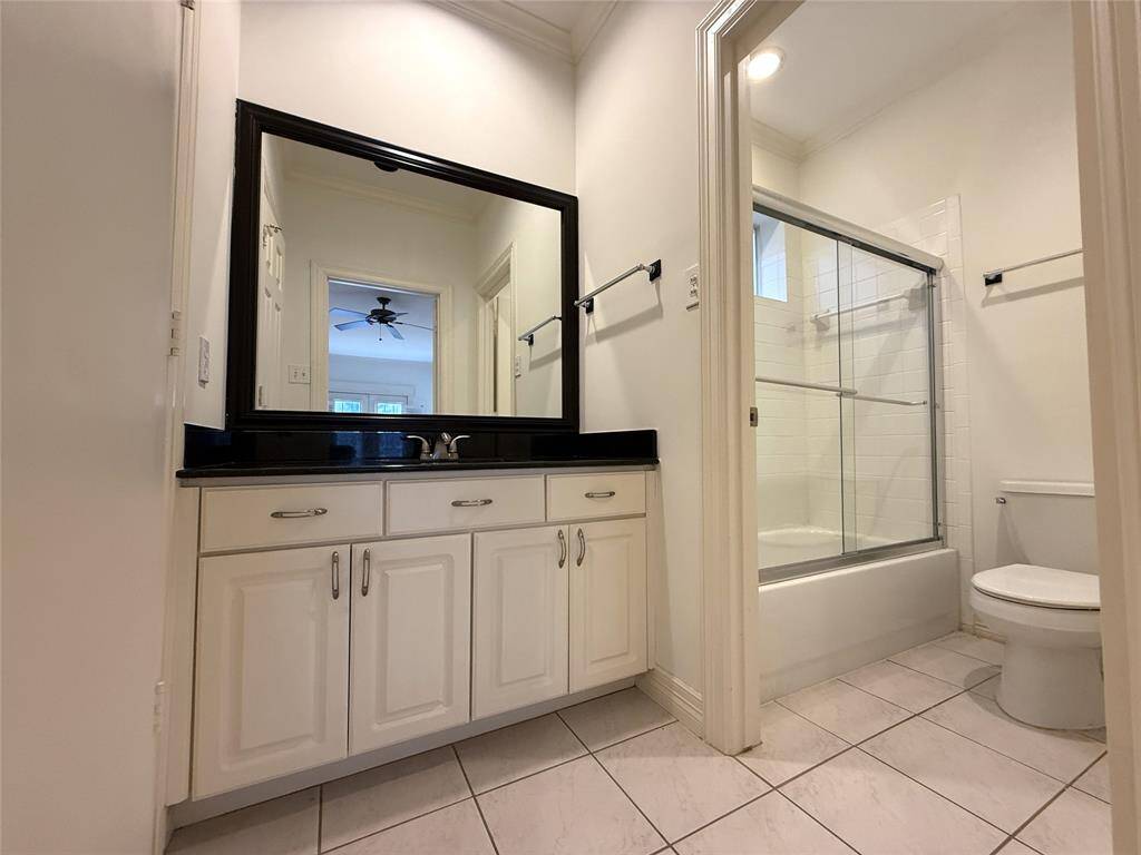 Nicely sized vanity with storage & tub/shower combo.