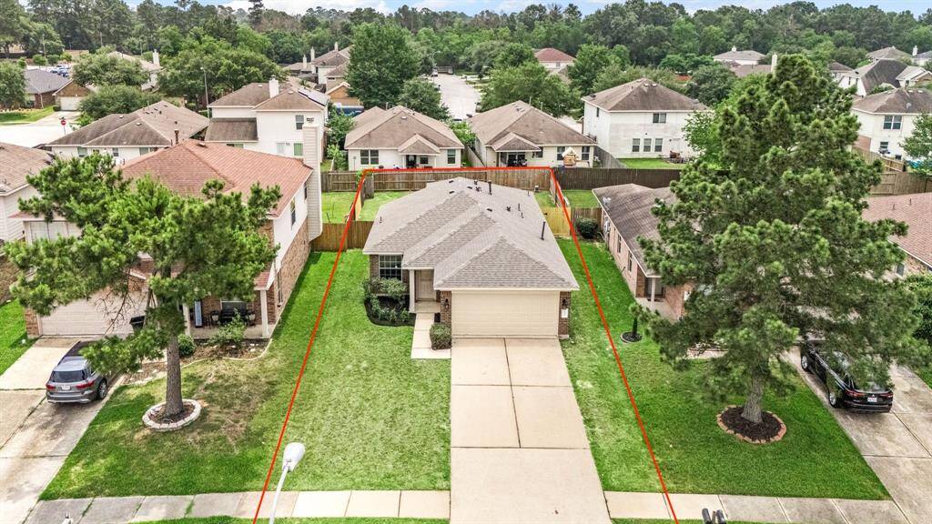 This home sits on a large lot with ample yard space in front and the back, lush landscaping and a well-maintained yard. Plenty of space to accommodate guest parking and situated on a quiet street in the Park Spring community.