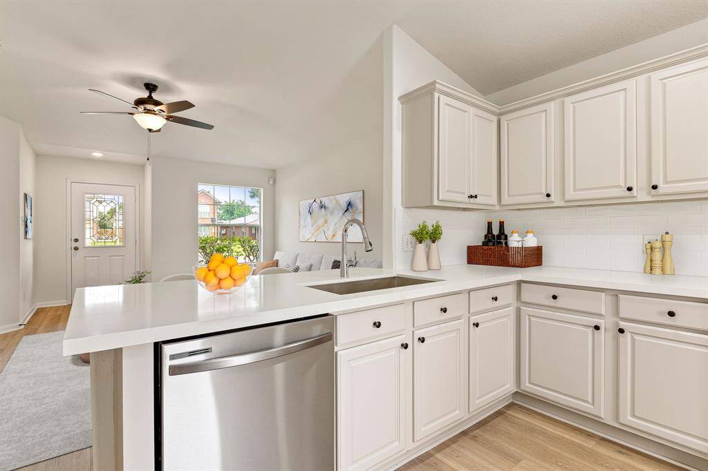 This kitchen is by far any chef’s dream! This spacious kitchen features large windows, high ceilings, cream cabinets, quartz countertops, SS appliances, modern tile backsplash, recessed lighting, extended counter space and space for a breakfast bar all overlooking your huge family room.