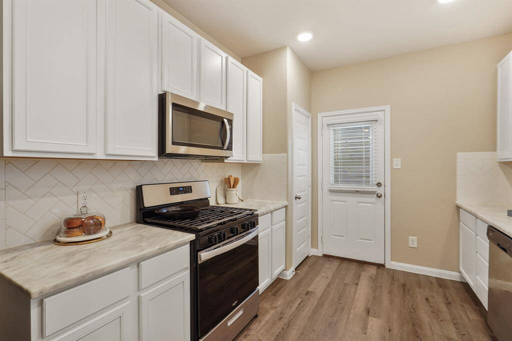 From meal prep to entertaining, this granite-clad kitchen is ready for it all. Stainless steel appliances, recessed lighting, and a thoughtful layout make it both attractive and efficient, perfect for everything from quick snacks to home-cooked family favorites.