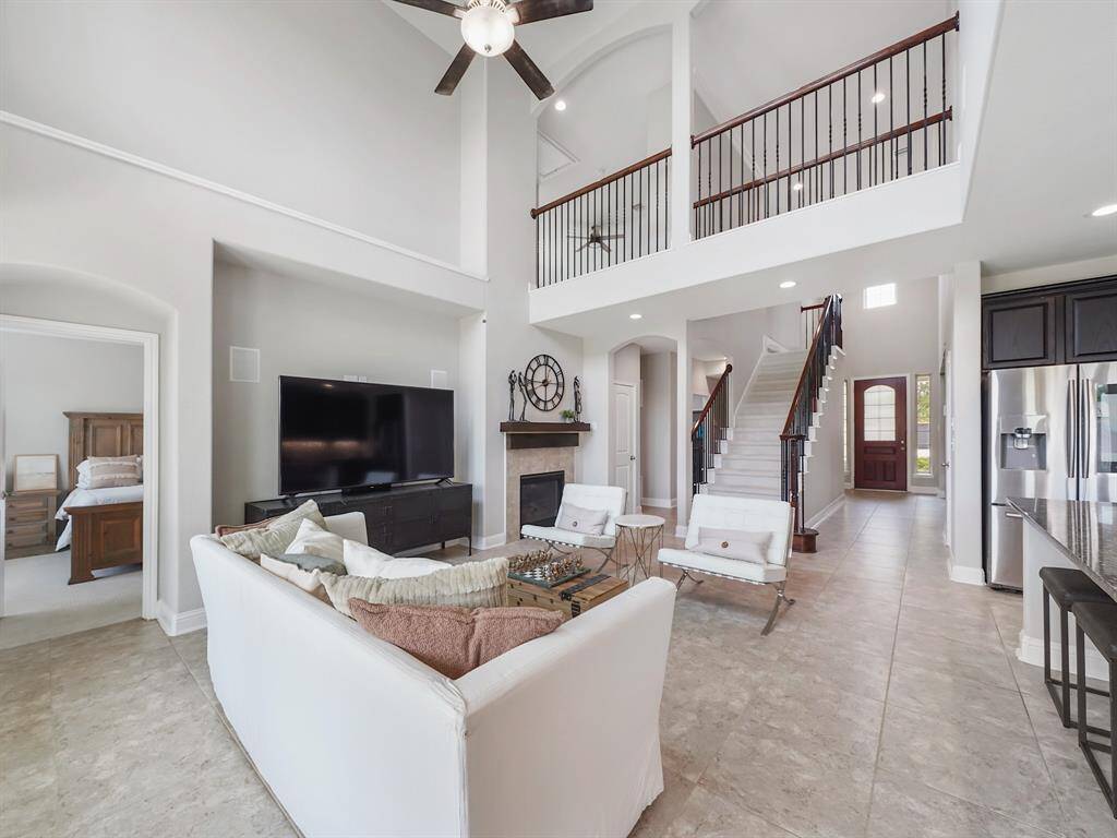 Alternative view of the living room.