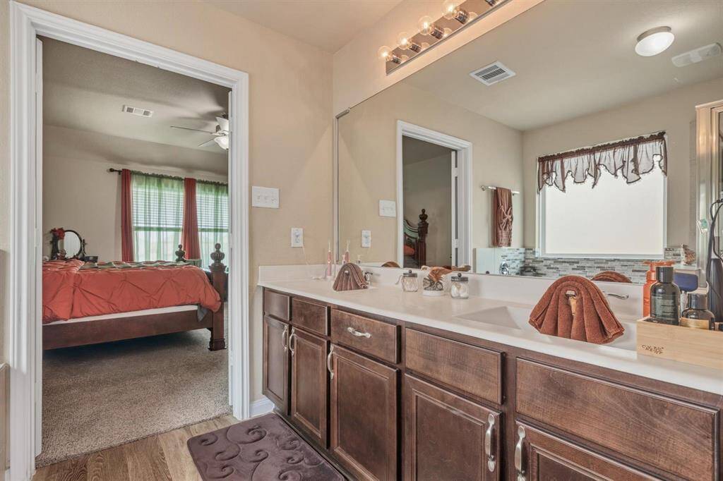 Primary bath with double sink angle