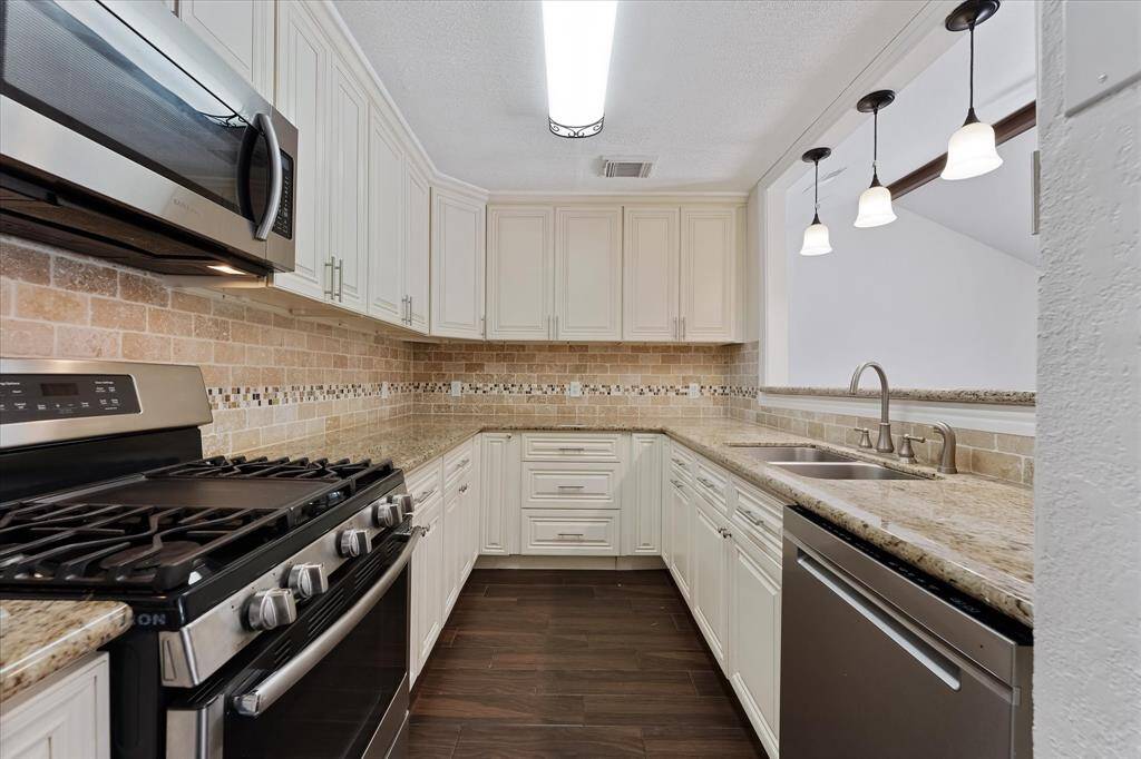 Gas cooking, stainless appliances