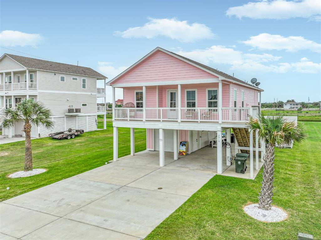 Plenty of parking and entertainment space.