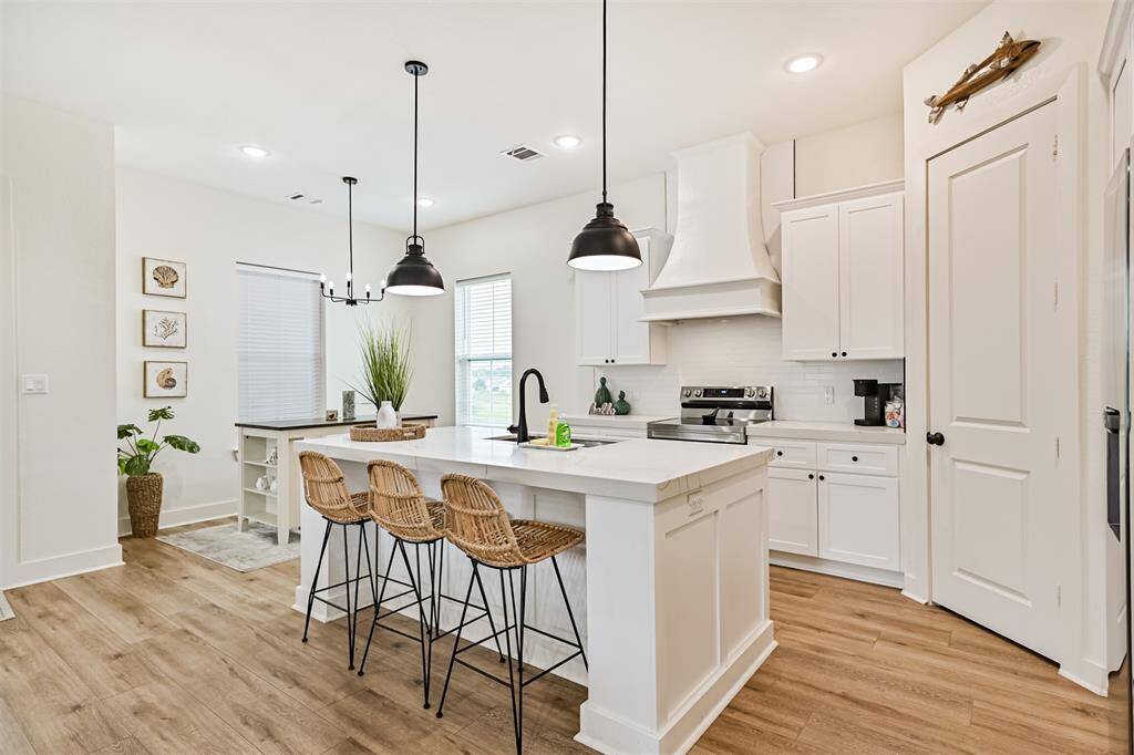 Nice breakfast bar in kitchen