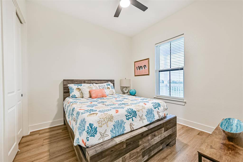2nd bedroom with a queen size bed.