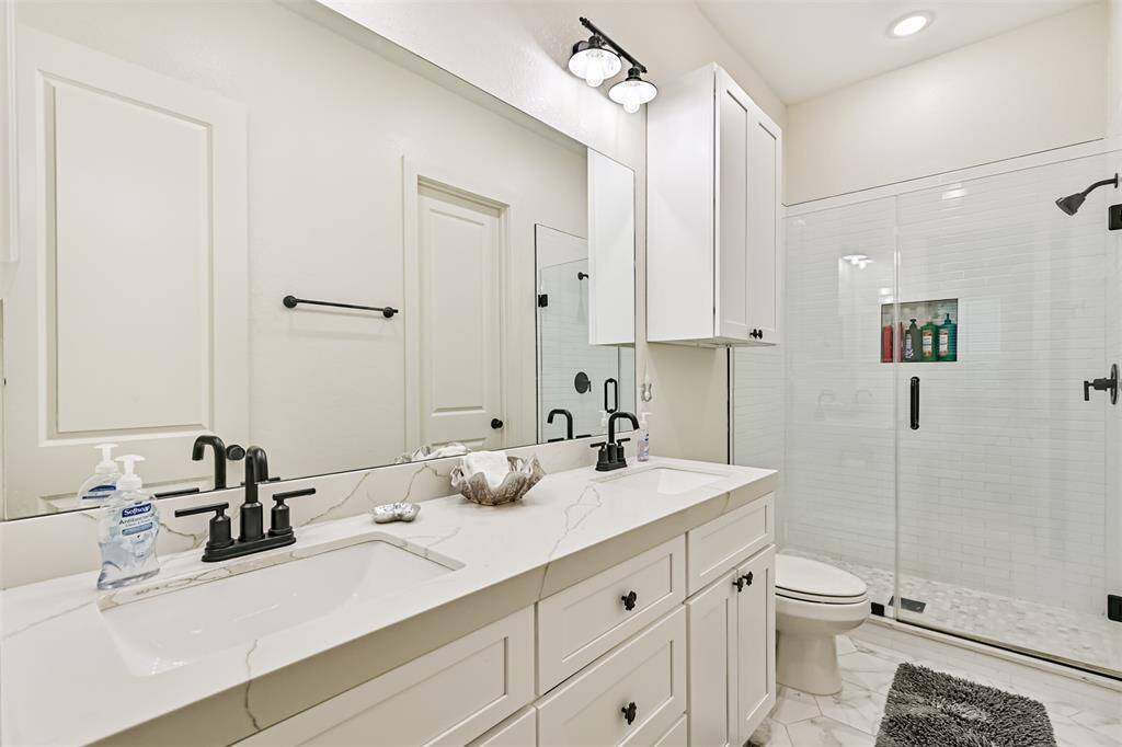 Primary bath with 2 sinks and walk in shower.