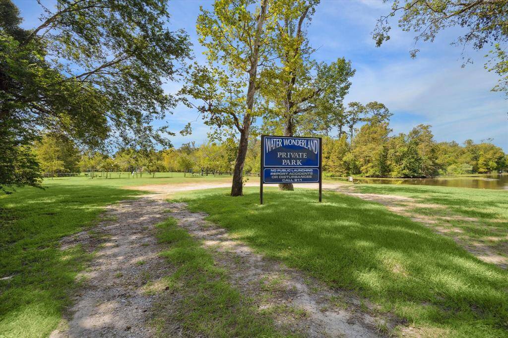 Water Wonderland Park (large park) with boat ramp on Lake Houston.