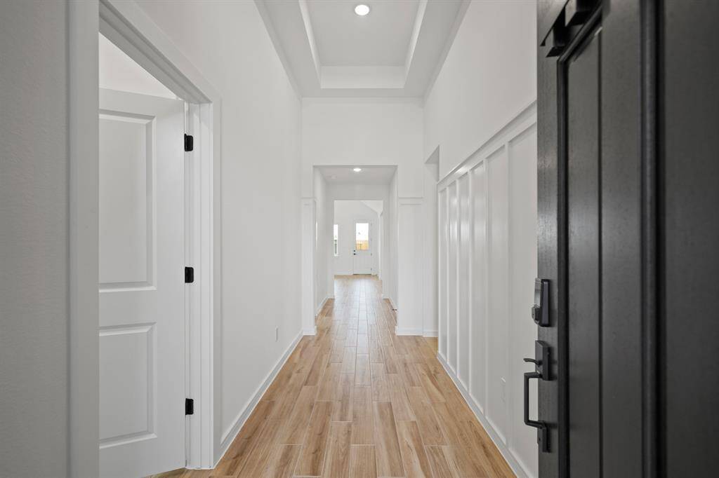 Welcoming foyer (*Photo not of actual home and used for illustration purposes only.)
