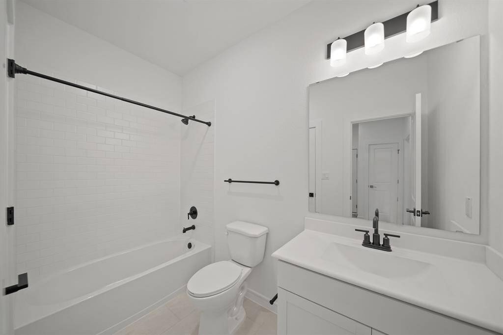Hall bath (*Photo not of actual home and used for illustration purposes only.)