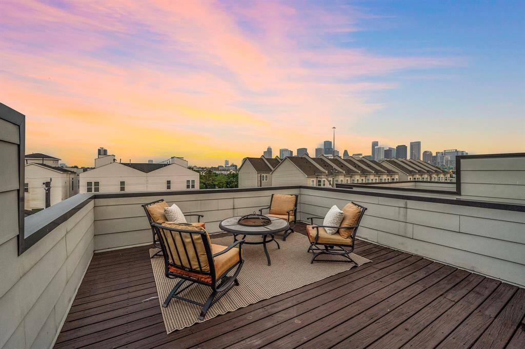 2705 St Emanuel Street features an expansive rooftop terrace offering open, unobstructed Downtown views and outdoor living space within a private gated community. Enjoy a lock-and-leave lifestyle with minimal upkeep, easy access to Houston thoroughfares, and proximity to top Inner Loop destinations.