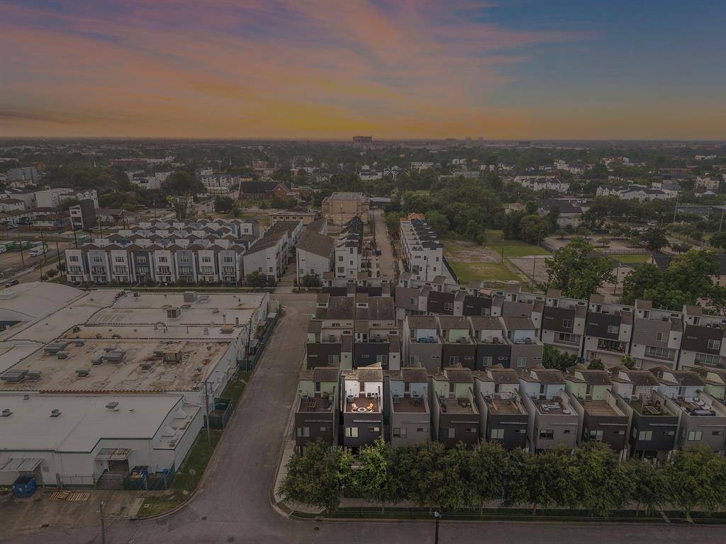 Aerial view showcases the townhome’s place within a well-planned gated community, featuring modern rooftops and low-maintenance living. Residents enjoy quick access to Downtown, nearby green spaces, and the best of Houston’s Inner Loop.