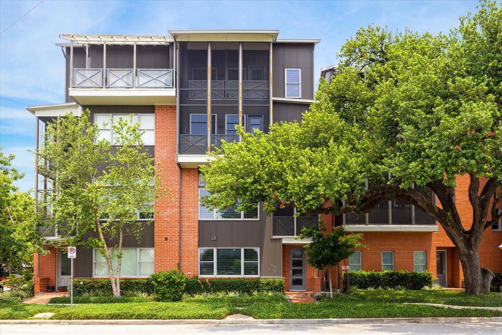 Welcome home to Capitol Oaks, where modern design meets the energy of Houston’s most exciting neighborhoods. This four-story townhome features expansive windows that flood the interior with natural light and private balconies for elevated outdoor living, all set within a lush, tree-lined enclave just steps from Discovery Green, Shell Energy Stadium, the Toyota Center, Bravery Chef Hall, and the thriving arts, dining, and cultural scene of Downtown, EaDo, and Midtown.