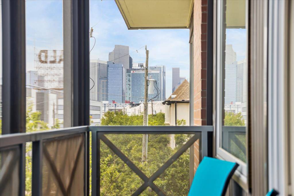 This private balcony offers a front-row seat to the Downtown Houston skyline, creating a striking urban backdrop for both day and night. With comfortable seating and open views, it is the perfect setting to relax, entertain, or simply take in the energy of the city from the comfort of home.