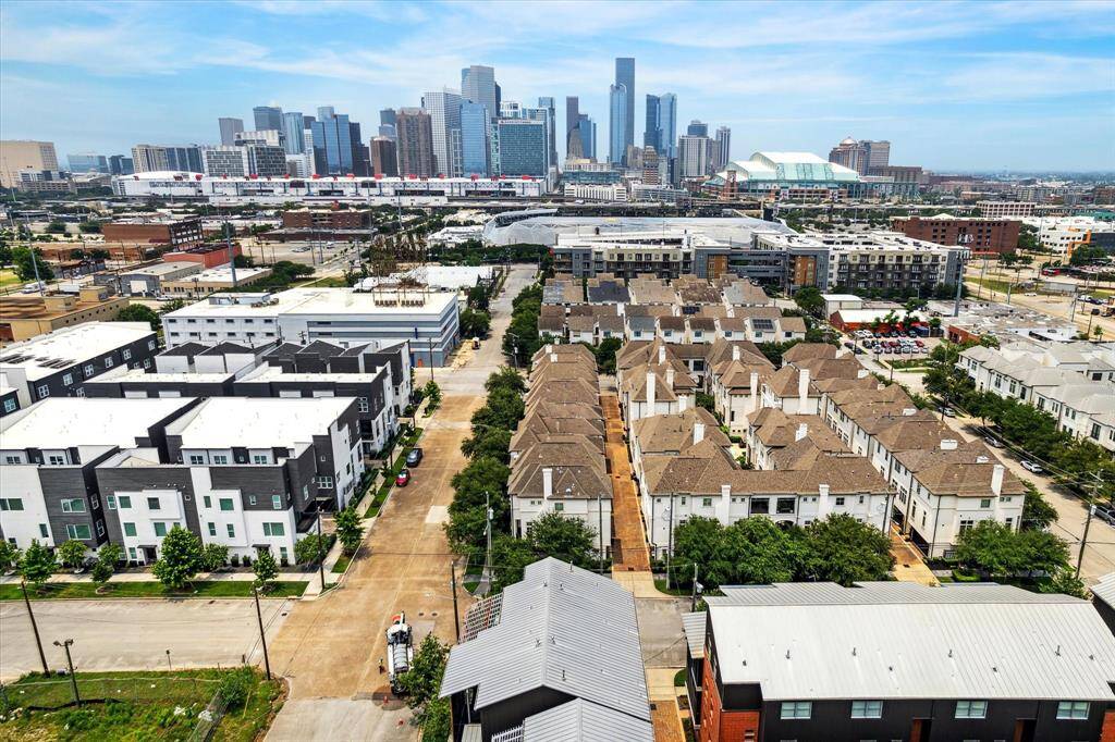 Capitol Oaks offers boutique-style living with unbeatable access to Houston’s best. Enjoy walkable proximity to top dining, shopping, and entertainment - including Discovery Green, Shell Energy Stadium, and the Toyota Center - all just minutes from Downtown, Midtown, and major highways for seamless city travel.