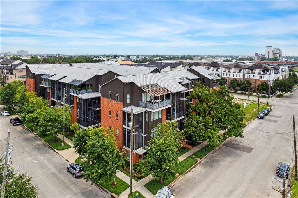 This striking modern townhome complex blends brick and panel exteriors to create a bold architectural presence in the heart of Houston’s Capitol Oaks community. Surrounded by tree-lined streets and generous street parking, the neighborhood offers a rare combination of urban energy and residential tranquility.